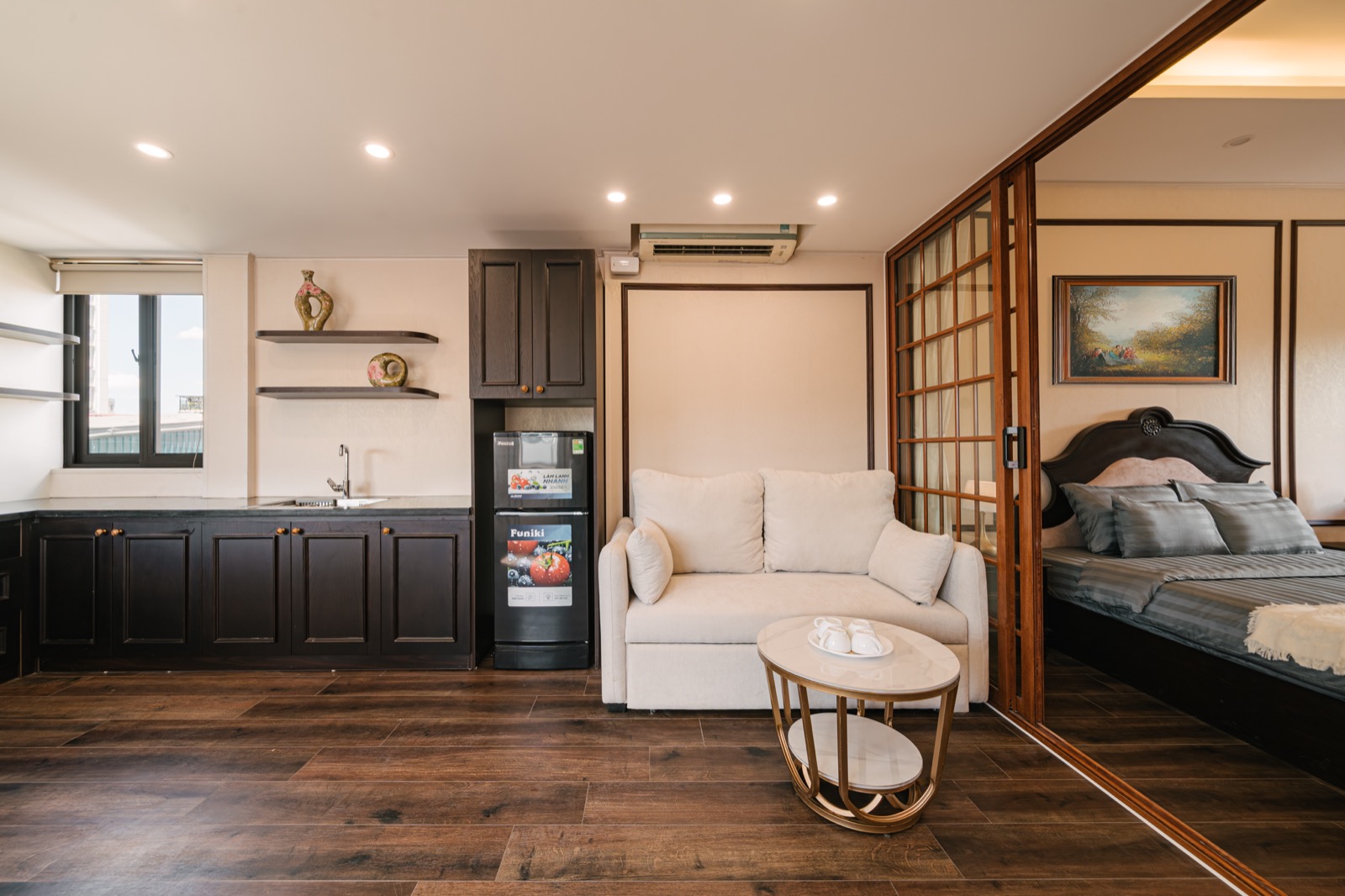 Phòng khách Anora de Van Residences với thiết kế hiện đại, tông màu ấm